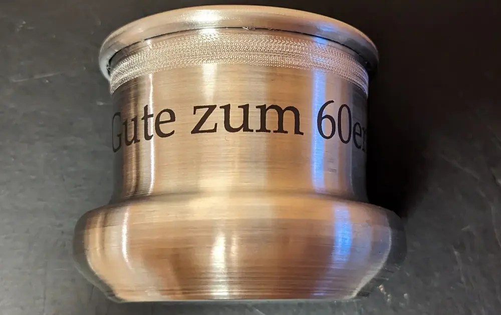 Becher aus Aluminium Gravur auf Aluminiumbecher