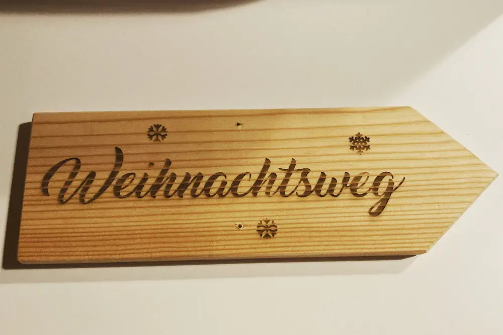 Weihnachtsweg Holzschild mit Gravur "Weihnachtsweg" Maria Schmolln