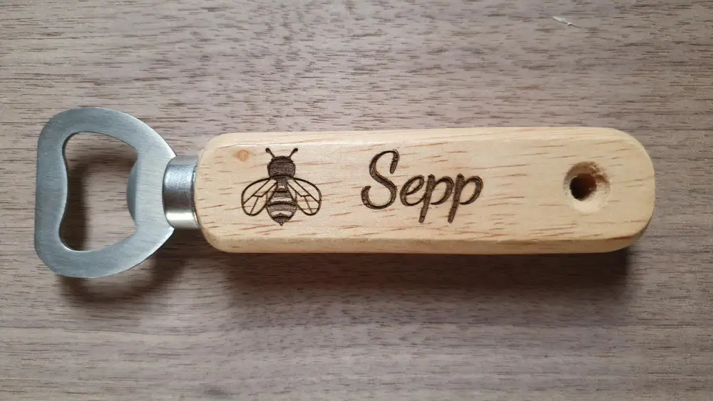 Bieröffner Gravierter Bieröffner Sepp mit Biene