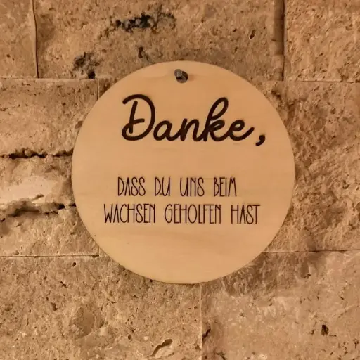 Holzschild "Danke, dass du uns beim Wachsen geholfen hast"